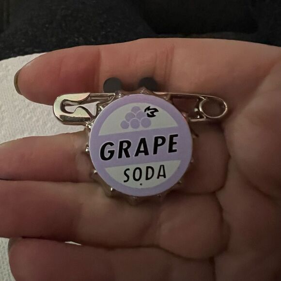 Disney 2010 Disney Parks Grape Soda Lid Disney - Pixar Up Pin - Ellie Badge - Picture 8 of 9
